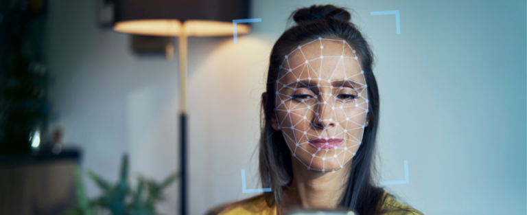 Gesicht einer Frau, auf der ein digitales Gitter gezeichnet ist. Es geht um das Thema Cybersecurity.