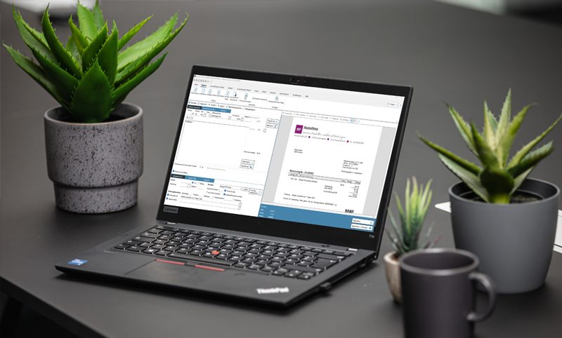 Bild zeigt einen geöffneten Laptop auf dem die Fakturierungssoftware - geeignet für alle Branchen - ausgeführt wird