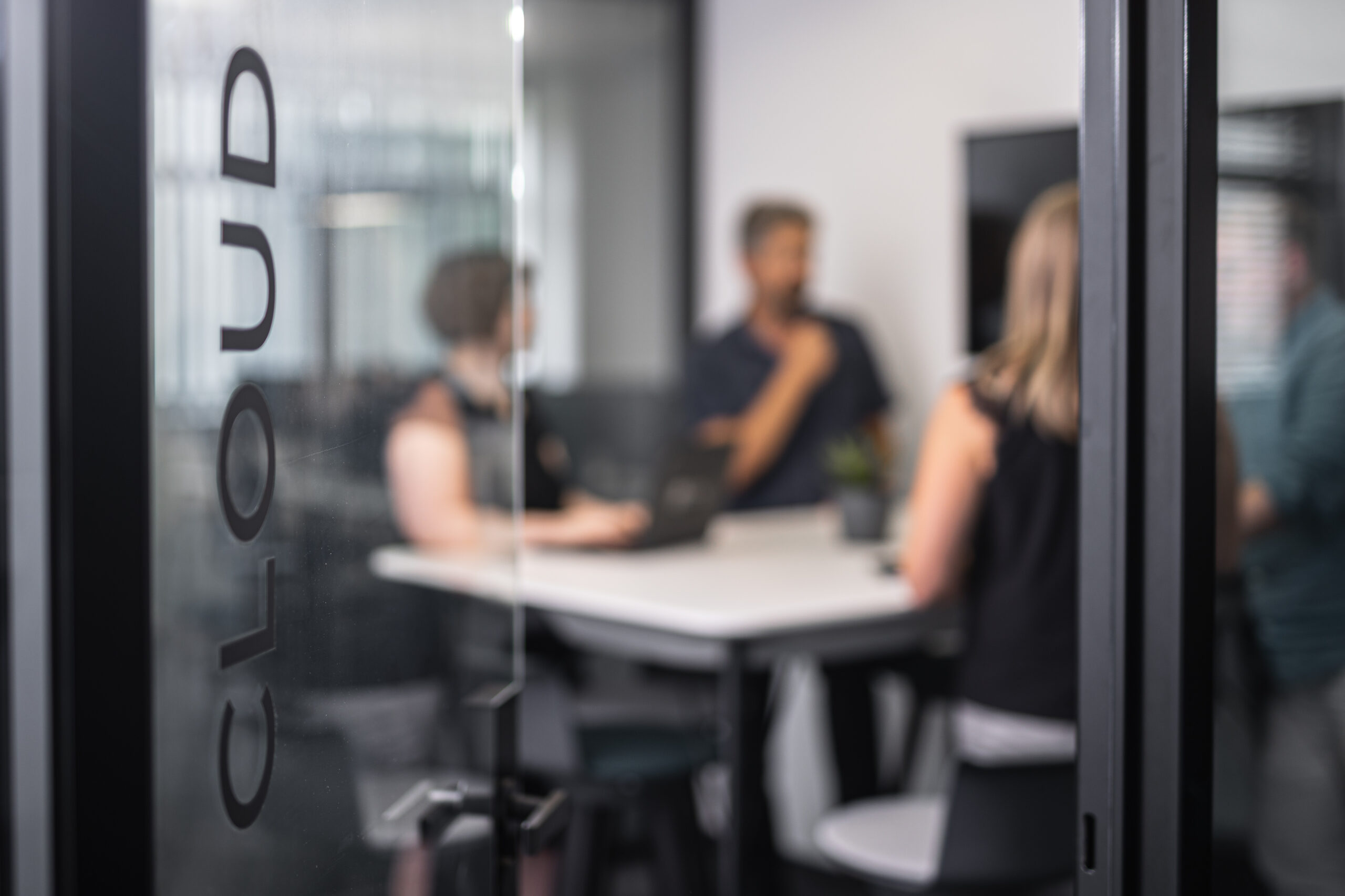 Meetingsituation, in welcher der Onlineshop ausgearbeitet wird.