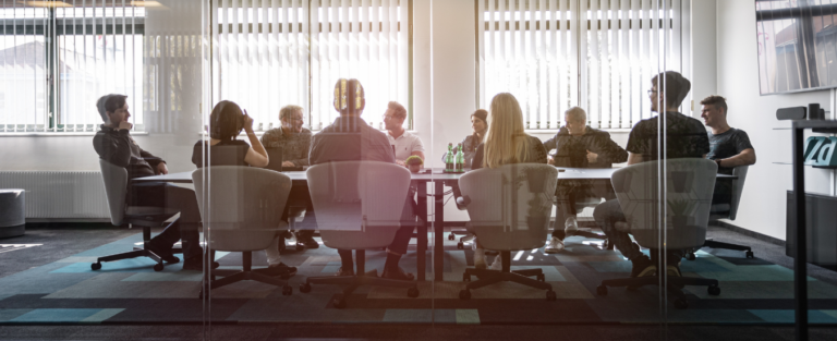 Einblick in einen Meetinraum mit 10 Personen, die an einem Seminar zur Personalverrechnung teilnehmen.